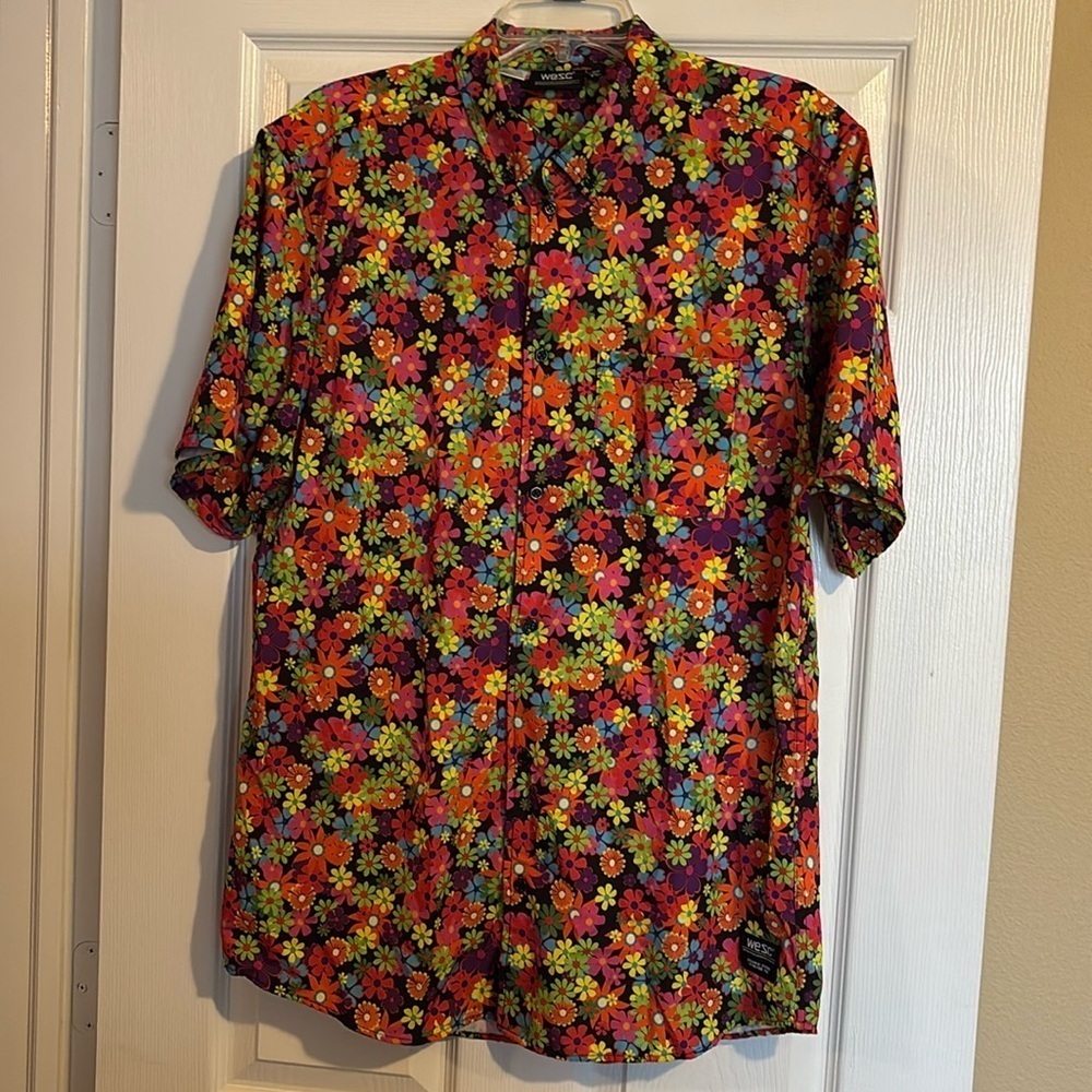 Wesc men’s floral short sleeve button down shirt size medium